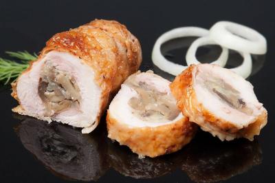 Рулет куриный с грибами и сыром